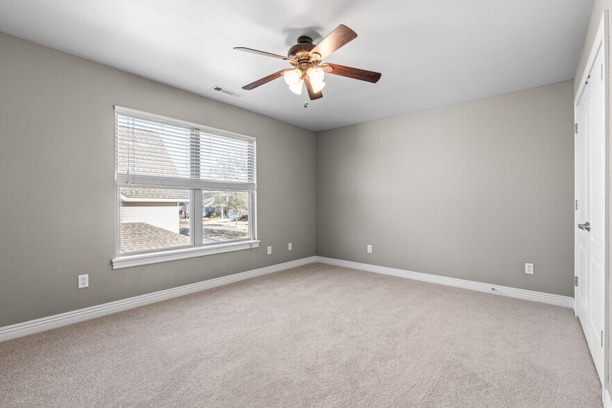 Building Photo - 1501 NE Dysart Woods Ln