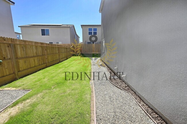 Building Photo - 946 Rubcom Road W