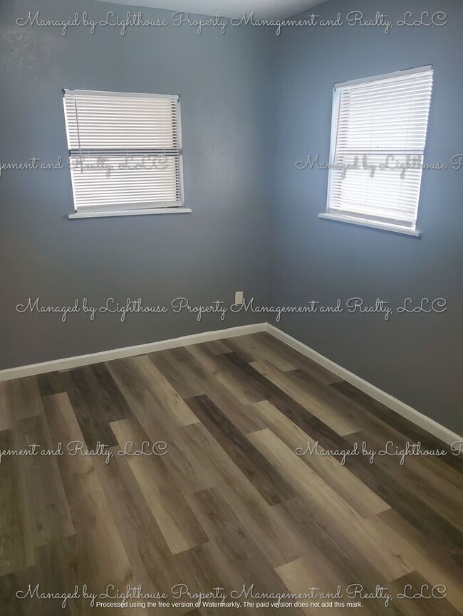 Building Photo - 2 Bedroom / 2 Bathroom Home in Historic Springfield ? Huge Fenced Yard