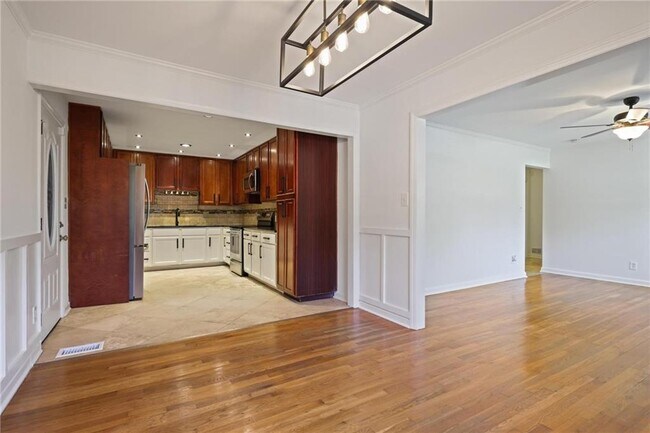 Building Photo - 2311 Robin Ln SE