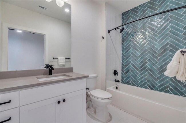 Building Photo - 3000 Duval St