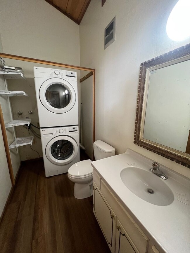 Building Photo - 3 bed 2.5 bath Lodge Style Duplex