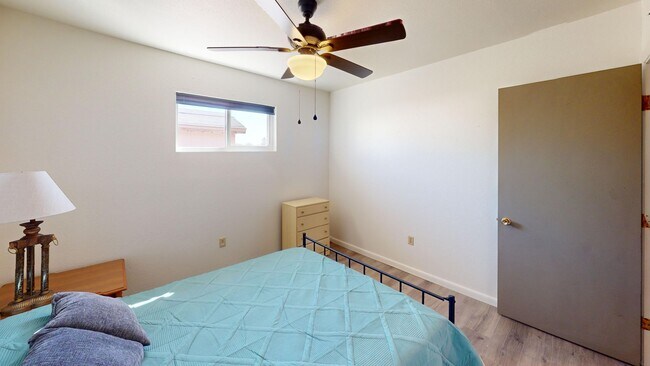 Building Photo - 2 Bedroom - 1 Bath Fully Furnished Apartment