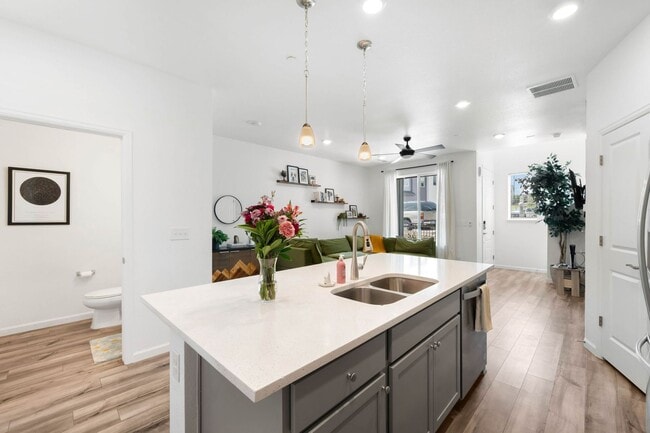Building Photo - Modern 3BD, 2.5BA Castle Pines Townhome wi...