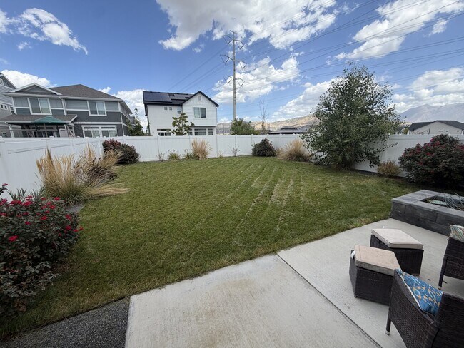 Building Photo - 4090 W Red Clover Dr