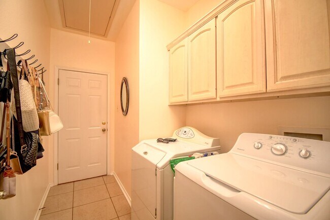 Building Photo - 719 Oak Hollow Dr