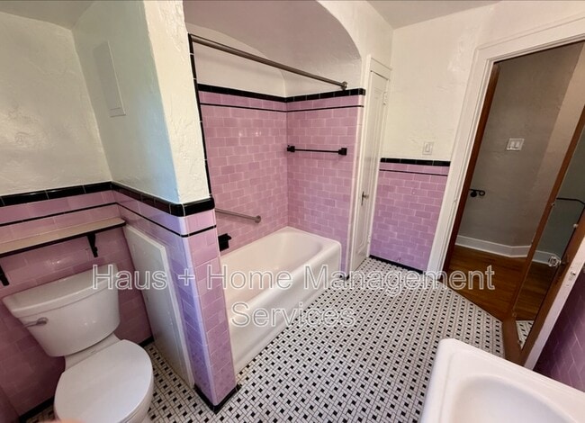 Building Photo - 544 James St
