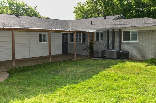 Building Photo - 4406-4410 Granbury TriPlex