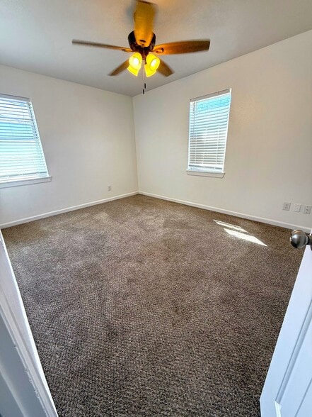 Building Photo - 828 Horseshoe Dr