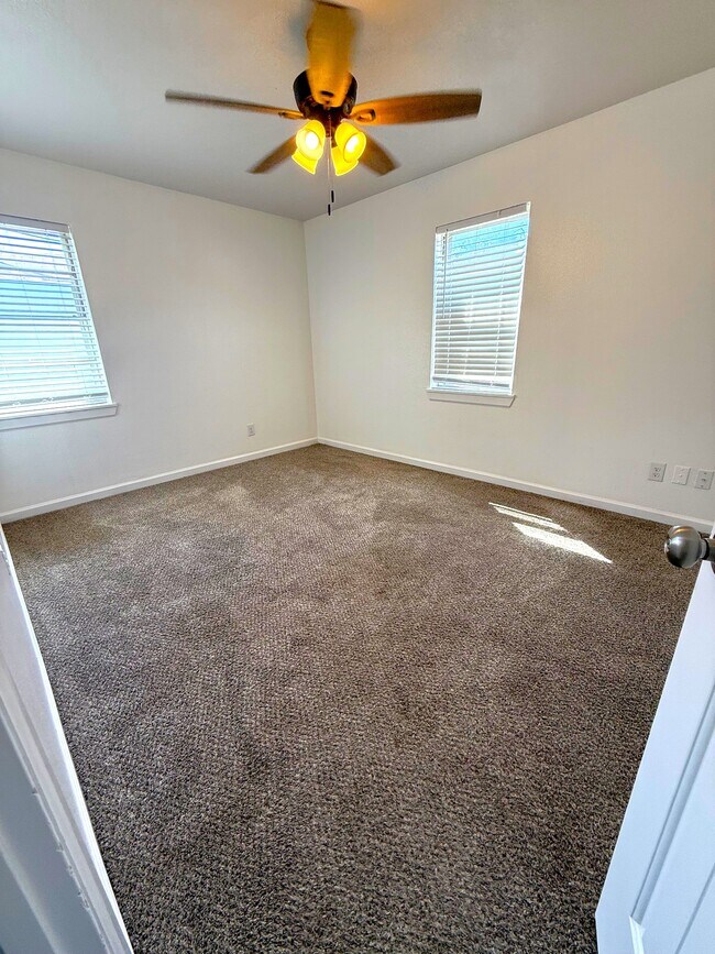 Building Photo - 828 Horseshoe Dr