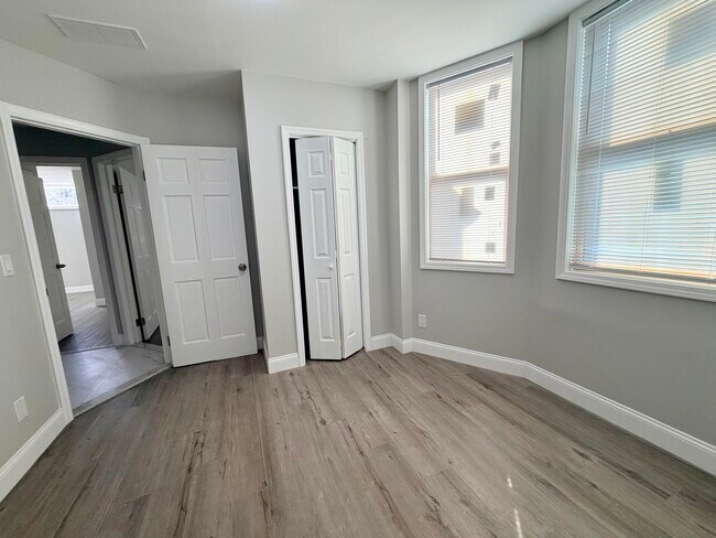Building Photo - 341 Grosvenor Ave