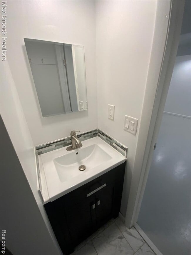 Building Photo - 5715 Sunnycrest Dr