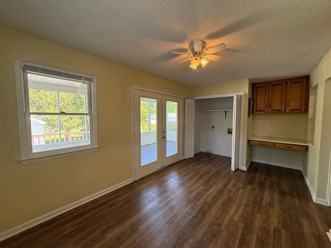 Building Photo - Charming 3 bedroom home in the Downtown area