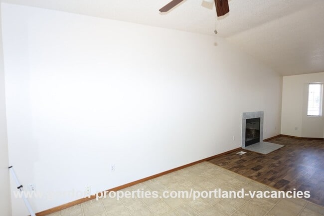 Building Photo - SE Schiller St - ranch style 3 bedroom home