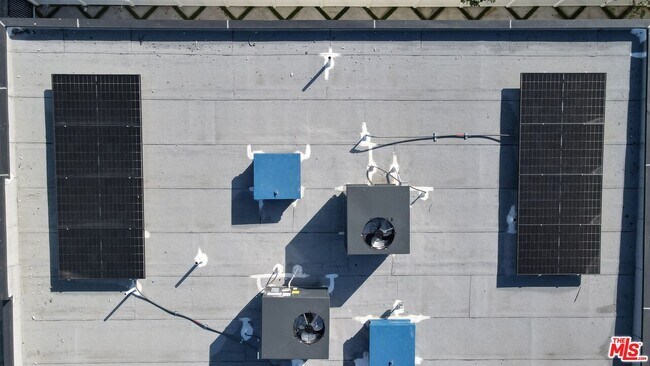 Building Photo - 5438 Romaine St