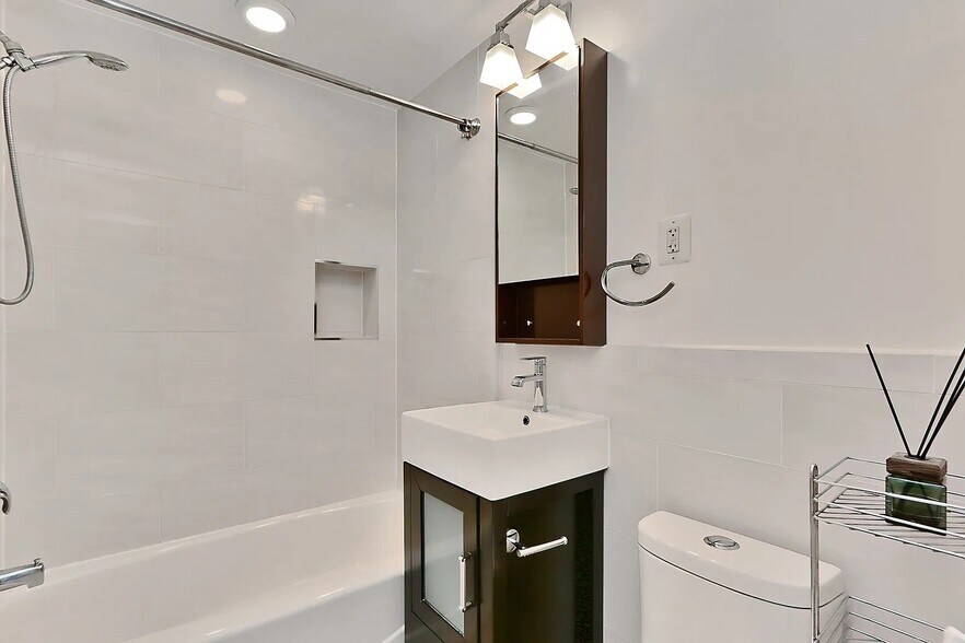 Building Photo - 453 Hampton Ct