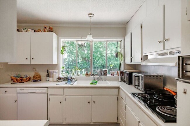 Building Photo - 265 Brentwood Dr