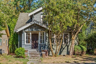 Building Photo - Spacious and bright 7 bedrooms 2.5 baths h...