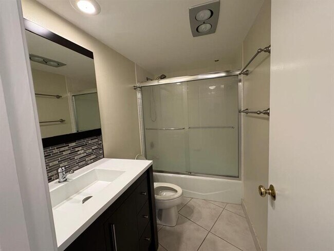 Building Photo - 3507 Oaks Way
