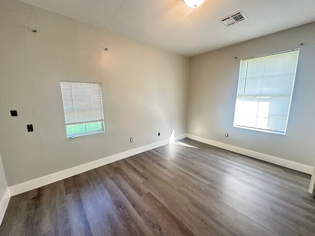 Building Photo - Adorable Starter Home