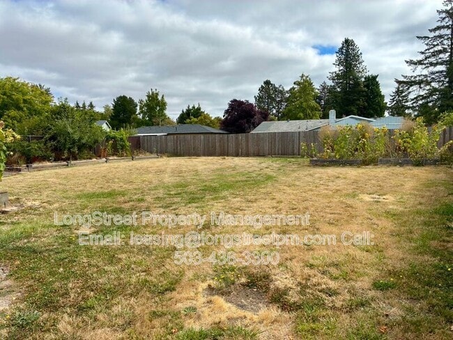 Building Photo - 310 NE Cambridge Cir