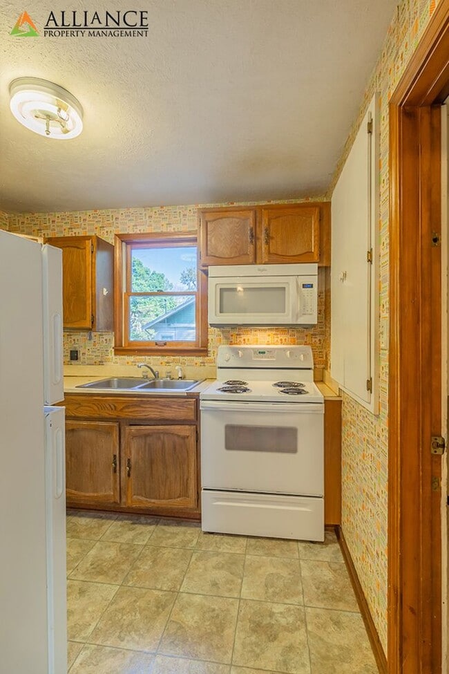 Building Photo - Perfect Location!