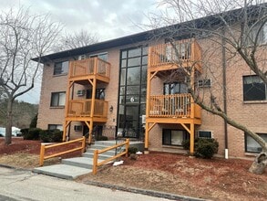 Building Photo - Quiet Corner Apartment in the Heart of Salem