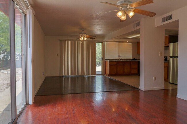 Building Photo - 618 N Medford Dr