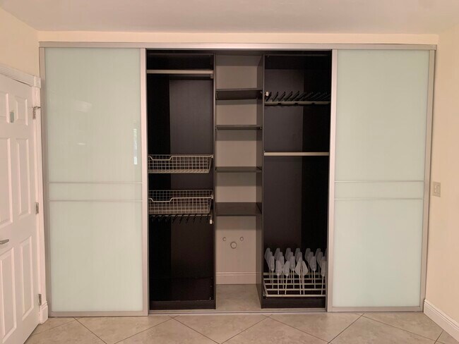 Building Photo - 2016-2018 NE 14th Ct