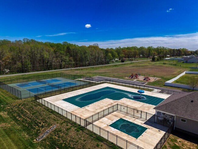 Building Photo - 9366 Alder Dr