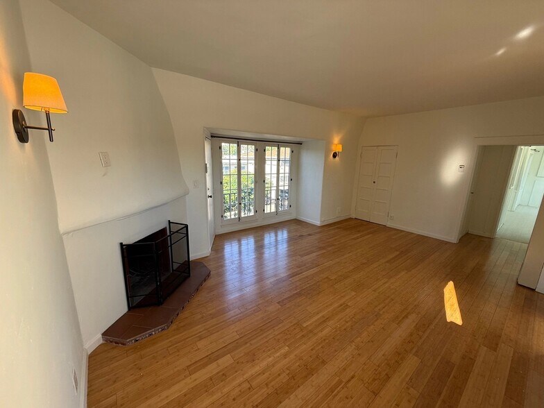 Building Photo - 1154 N Curson Ave