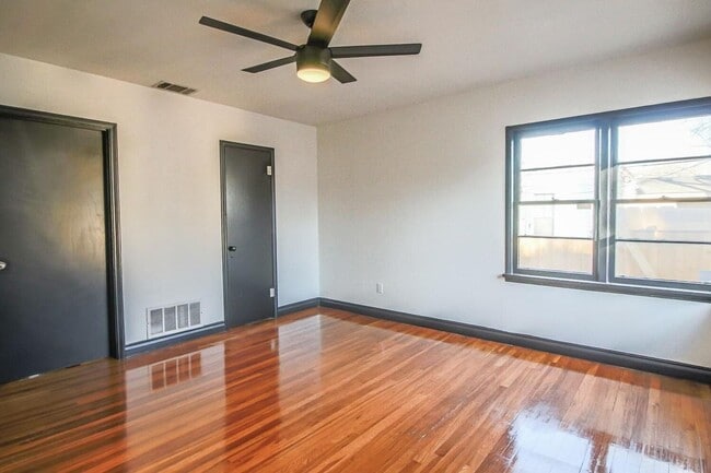 Building Photo - PRE LEASING for fall 2026! 4/2 in heart of Lubbock!