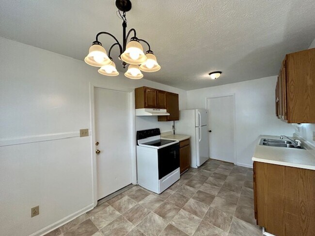 Building Photo - Charming 3-Bedroom Ranch on Quiet Cul-de-S...