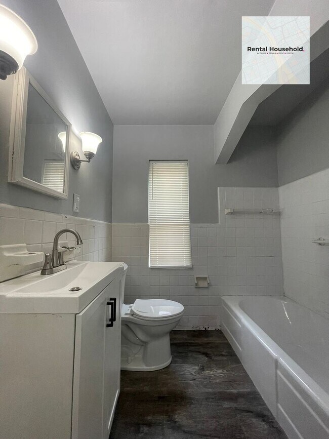 Building Photo - Stunning Renovated 3-Bedroom Bungalow-Move In Ready!!!