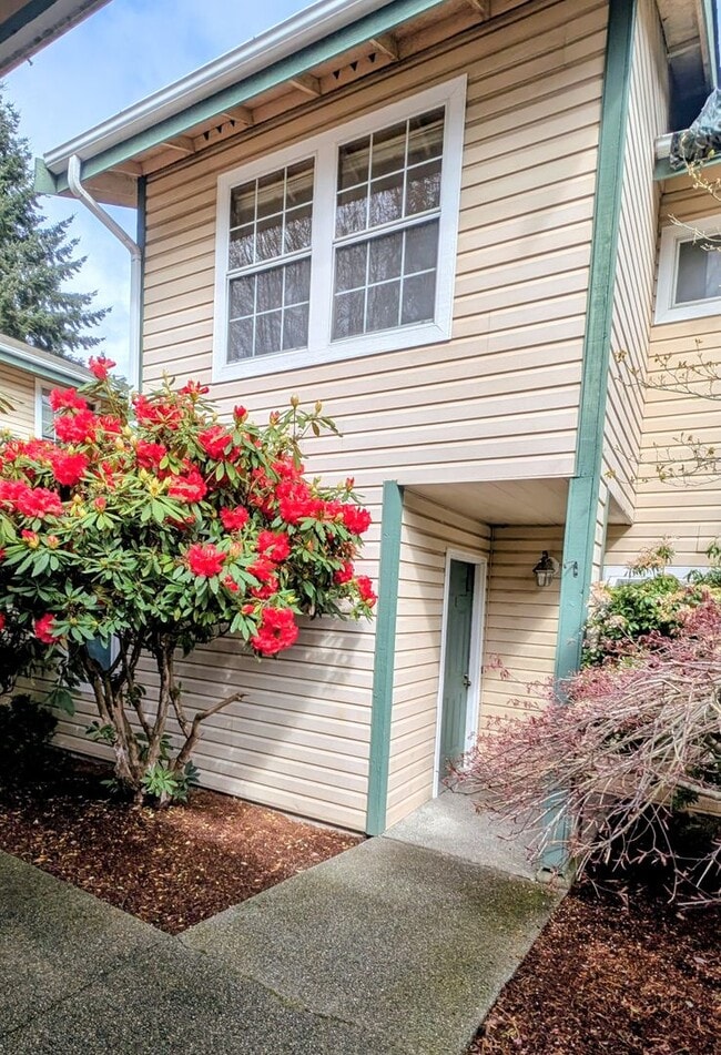 Building Photo - Spacious 3 Bedroom Townhome in Small Complex