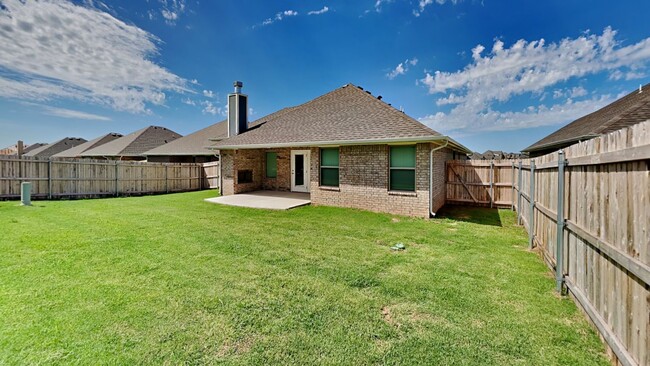 Building Photo - Luxury 4 Bedroom 2 Bathroom Home in Norman...