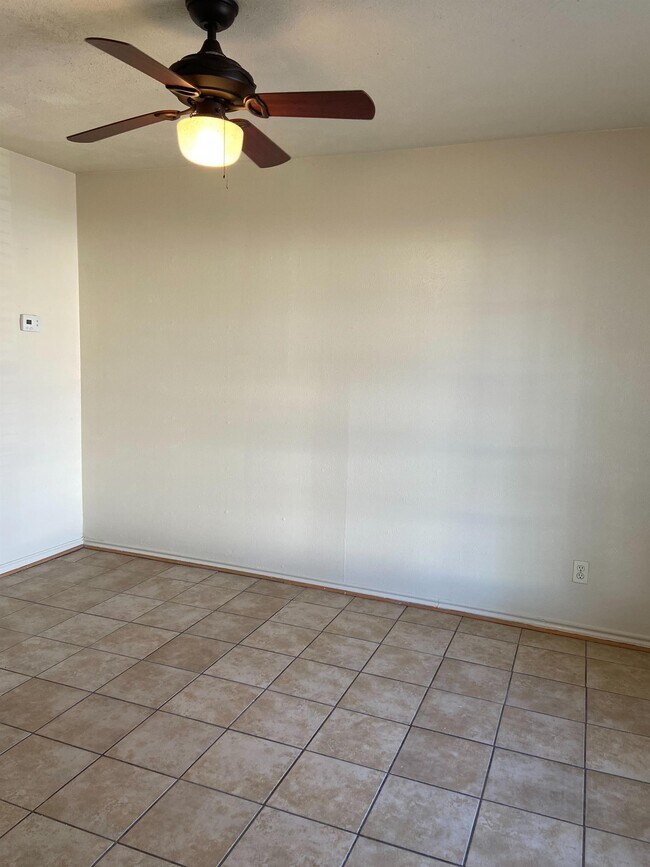 Building Photo - 704 Skyline Dr