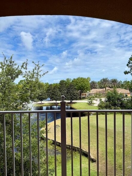 Building Photo - 625 Fairway Dr