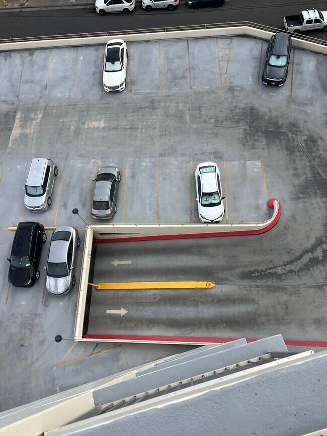 Building Photo - 1 Bedroom Kapiolani Manor by Ala Moana with Parking, Pool