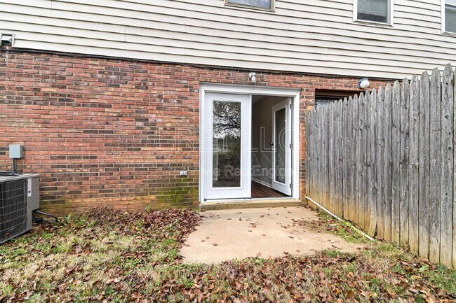 Building Photo - 621 Westport Rd