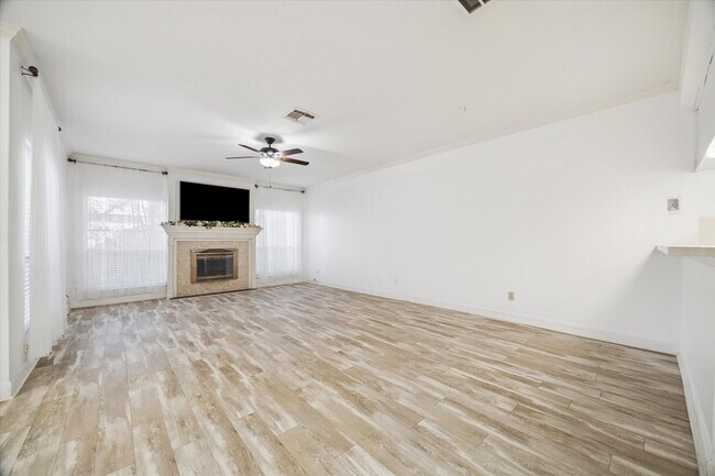 Building Photo - 880 Tully St