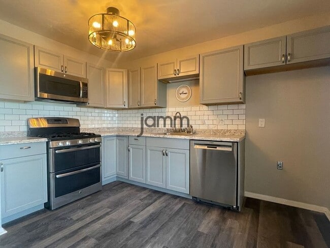 Building Photo - 635 Yacavona St