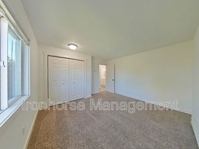 Building Photo - 119 S 15th Ave