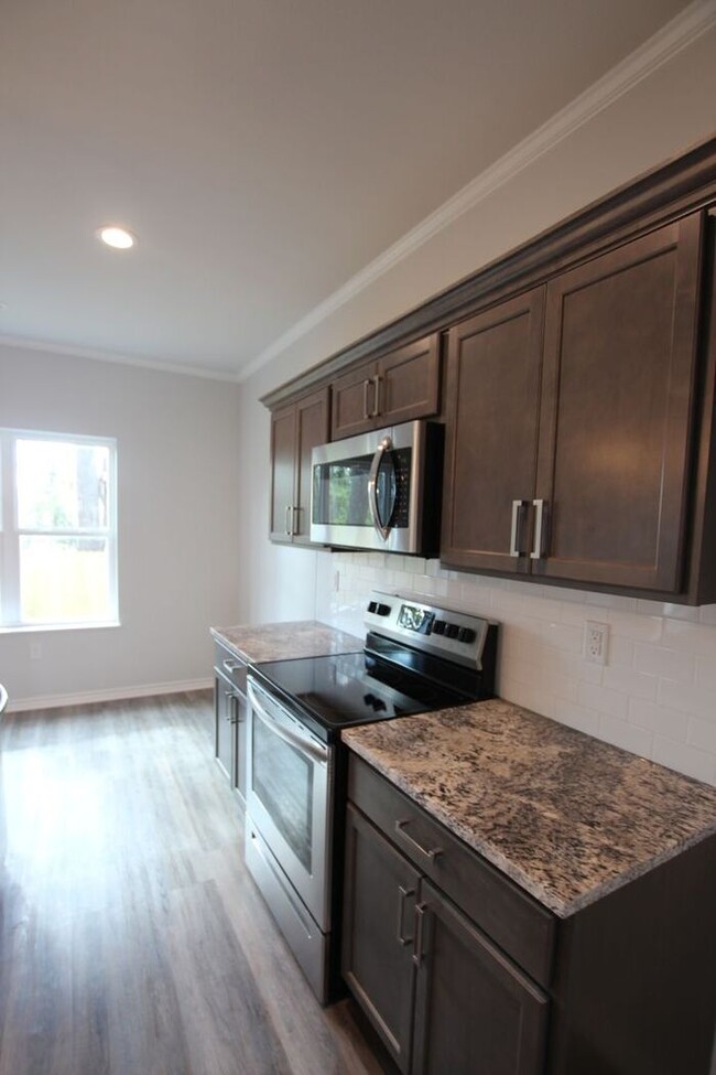 Building Photo - Stunning 2 Bed 2.5 Bath 1 Car Garage Townh...