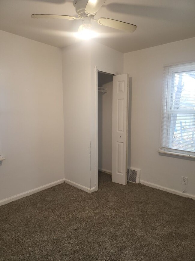 Building Photo - 3 bedroom Eastpointe $1300