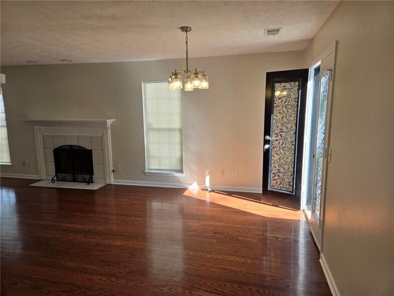 Building Photo - 3243 Oak Vista Way SW