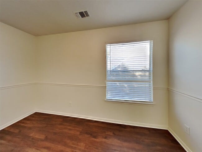 Building Photo - 2911 Linda Dr