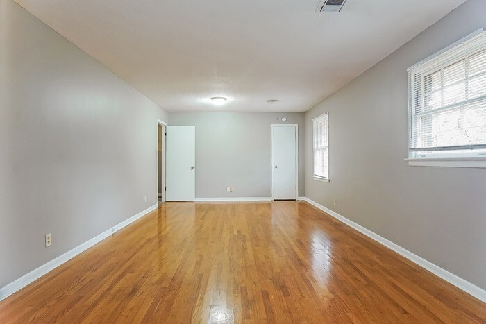 Building Photo - 924 Green Forest Dr