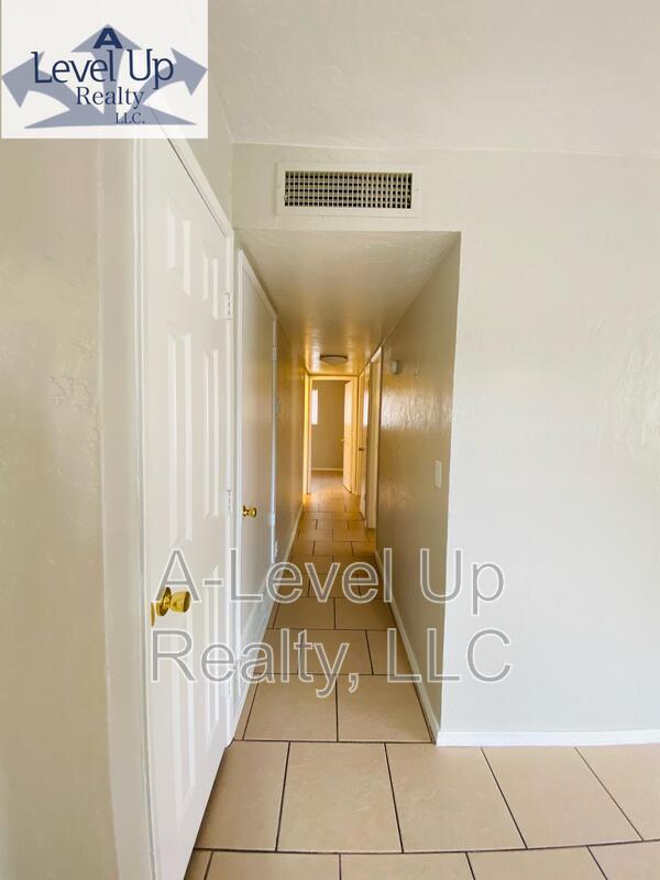 Building Photo - 1850 N 5th Ave