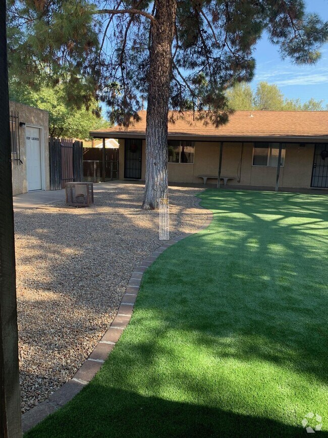 Building Photo - Just remodeled Beautiful small community h...